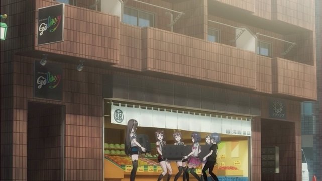 In front of the Shunpachi fruit and vegetable shop